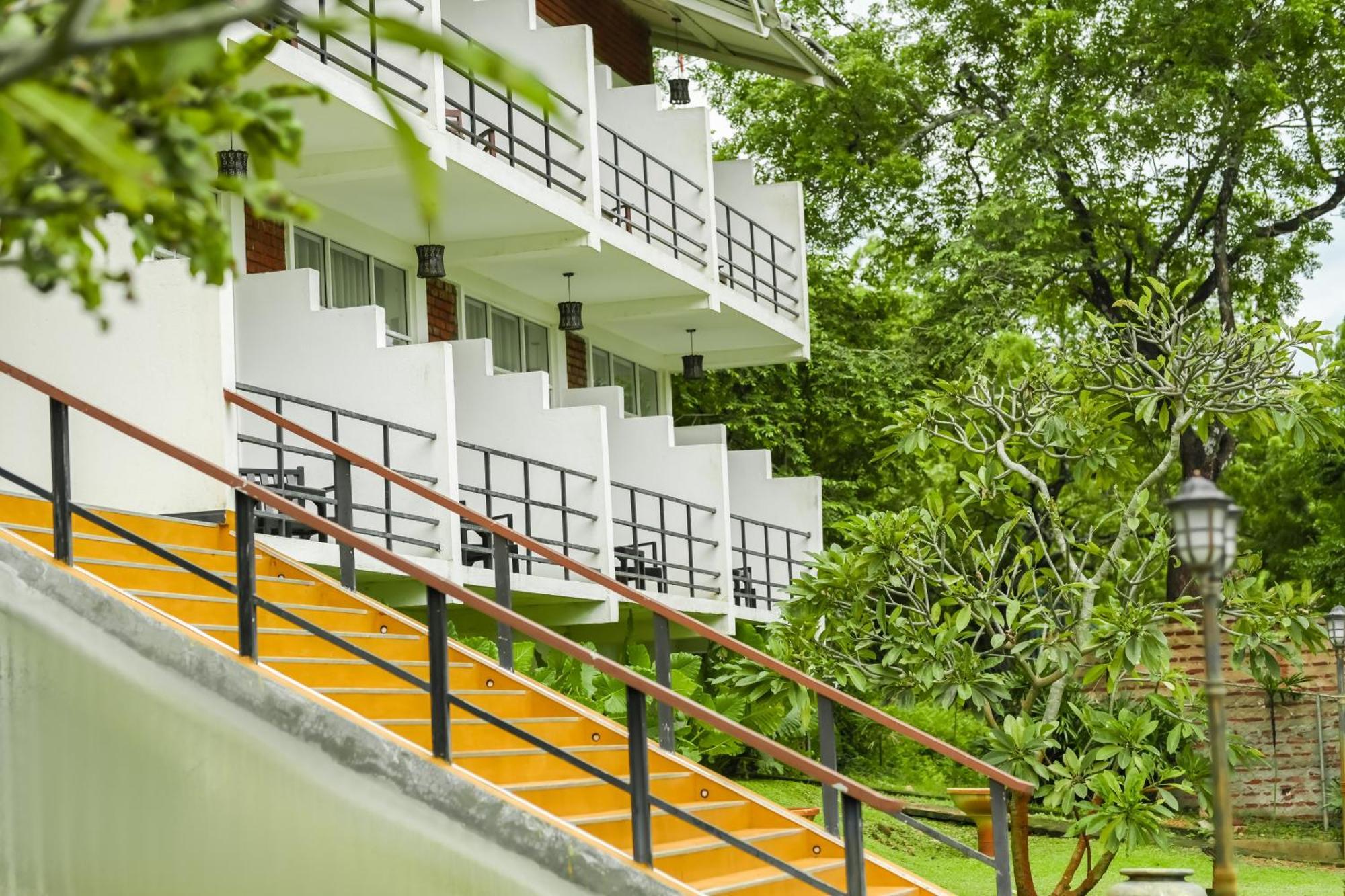 Agbo Hotel Полоннарува Екстер'єр фото
