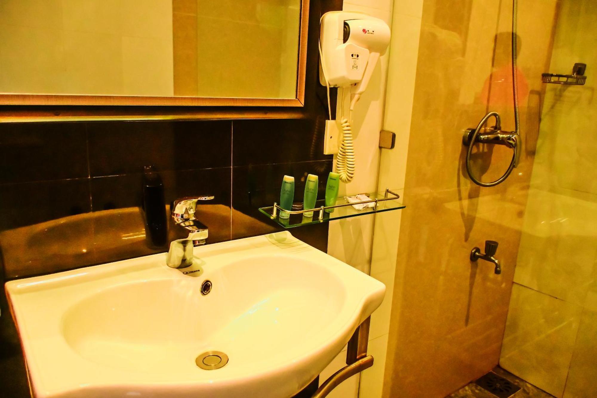 Agbo Hotel Полоннарува Екстер'єр фото