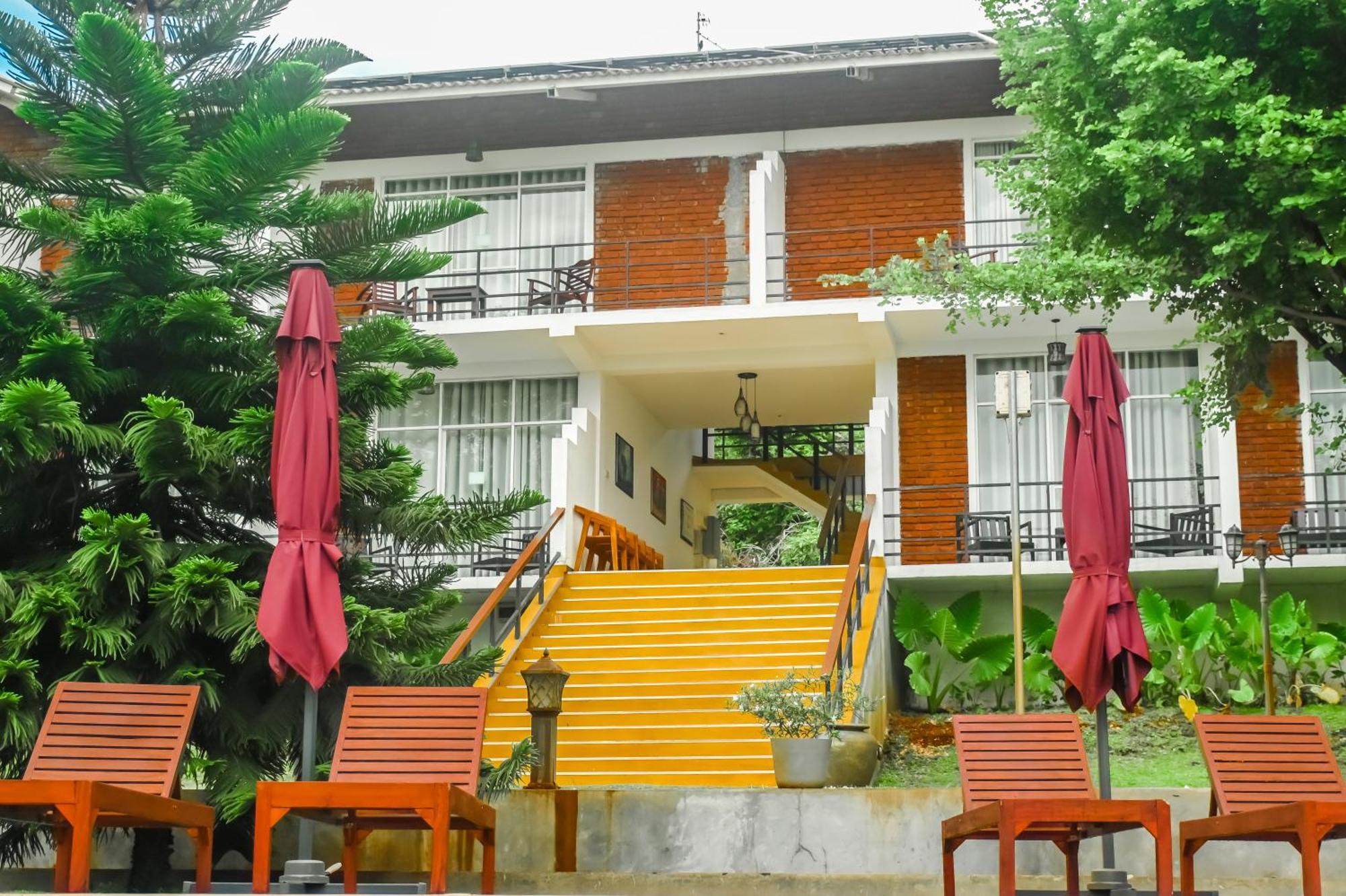 Agbo Hotel Полоннарува Екстер'єр фото