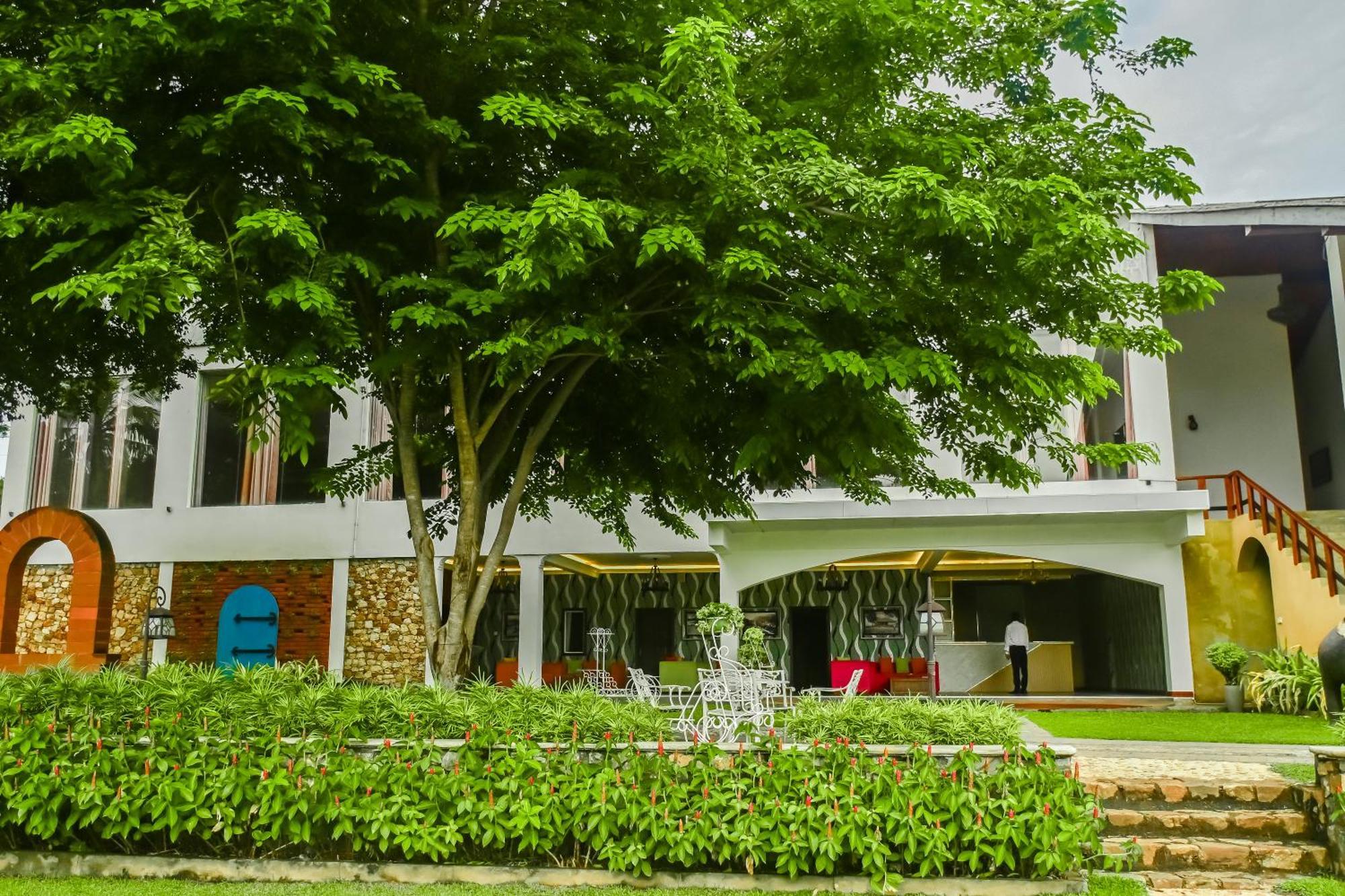 Agbo Hotel Полоннарува Екстер'єр фото