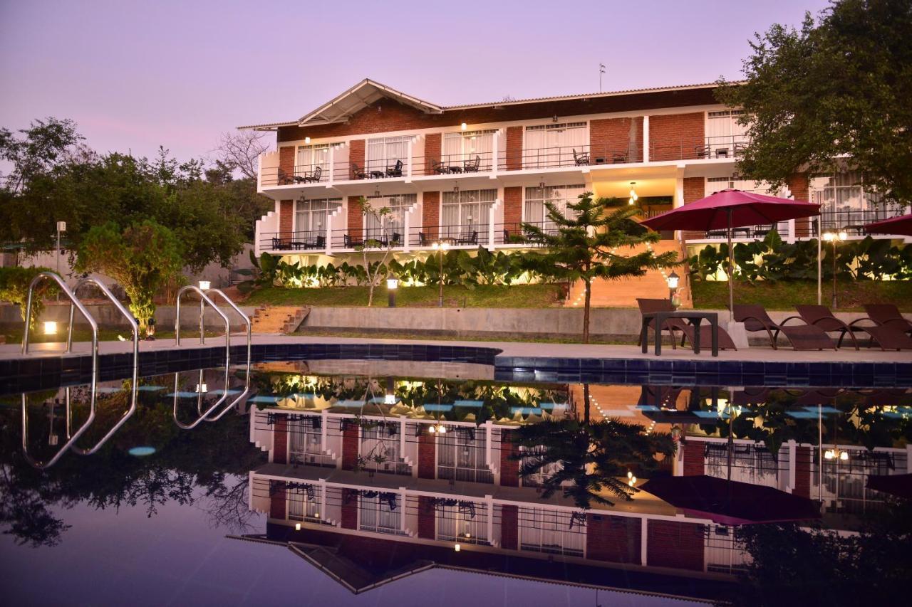 Agbo Hotel Полоннарува Екстер'єр фото